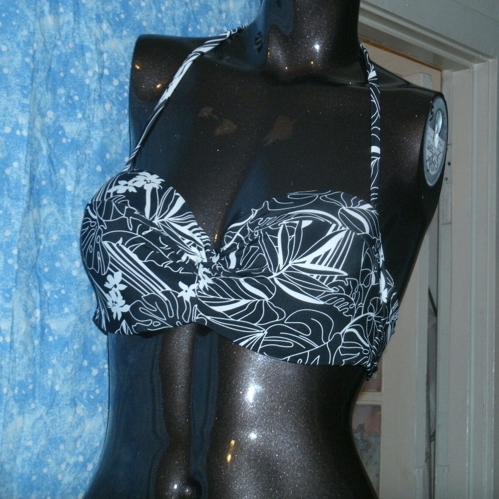 #130 NWOT Black & White Floral Bikini Top